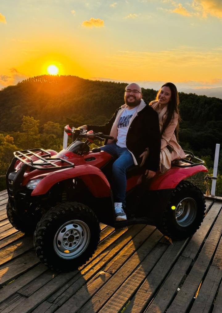 Quadriciclo em trilha de terra nas montanhas de Monte Verde
